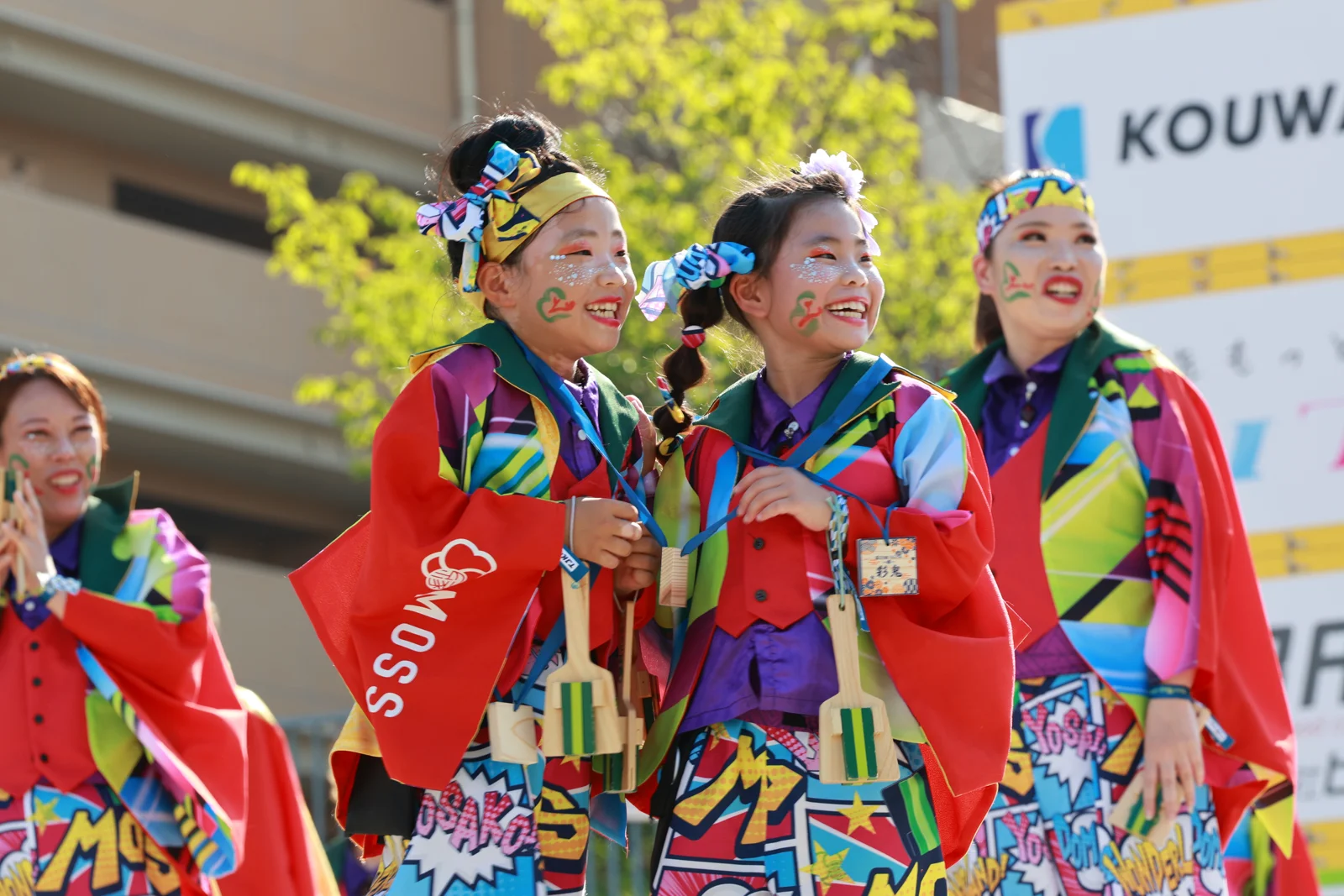 鮮やかな衣装で並んで笑う踊り子たち