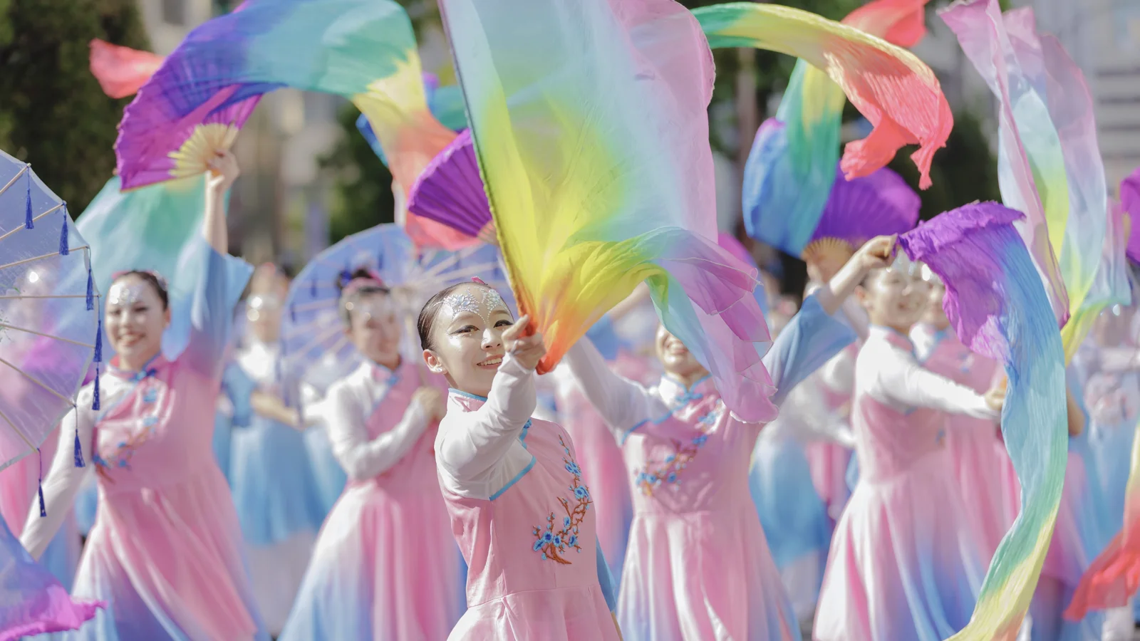 色とりどりの布をなびかせる踊り子たち