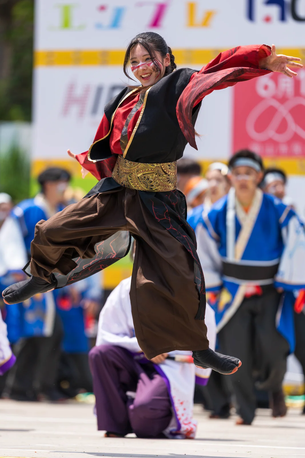 演舞中に大きく跳ぶ踊り子