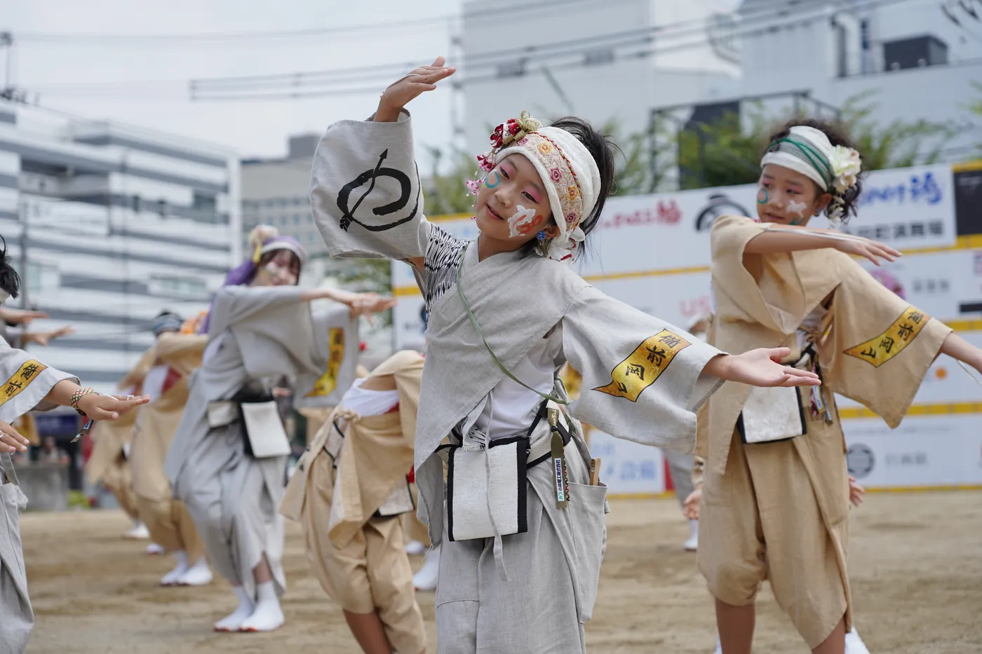 白い衣装で舞う子どもの踊り子