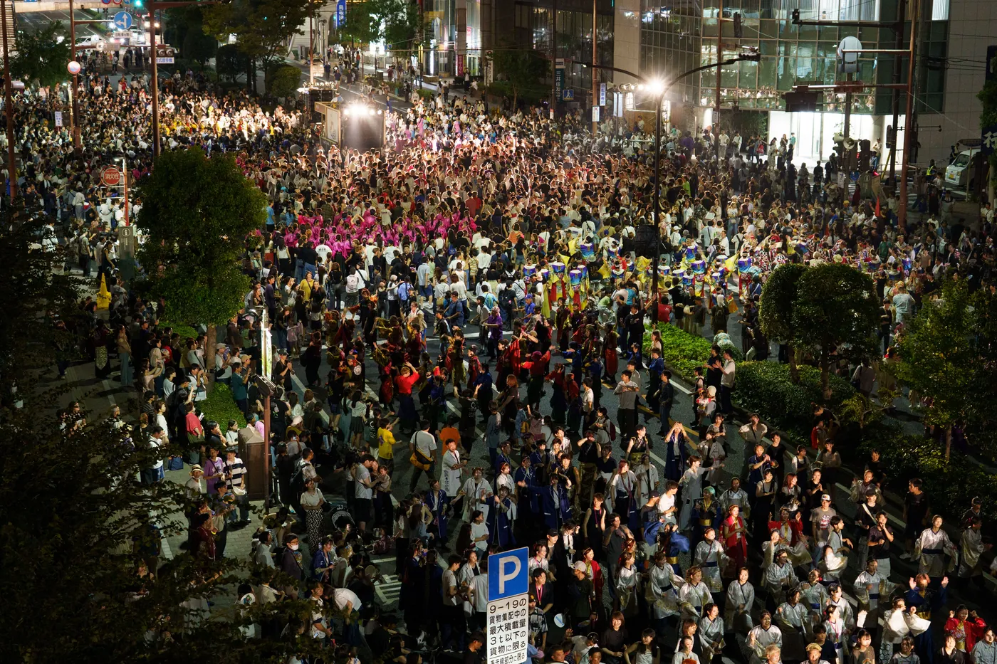 夜の街に集まるうらじゃの人々