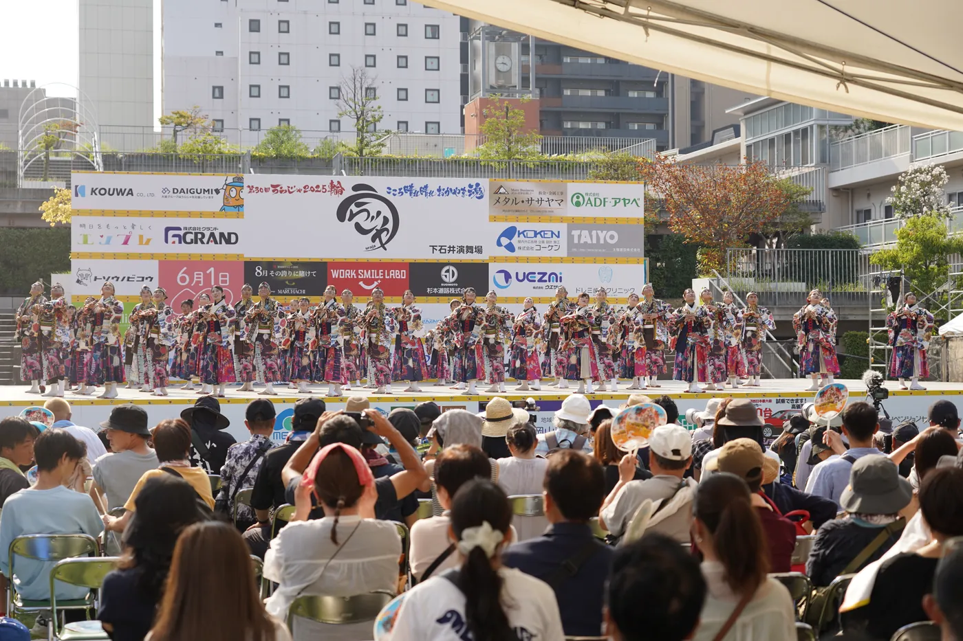 ステージと観客席を広く写した写真