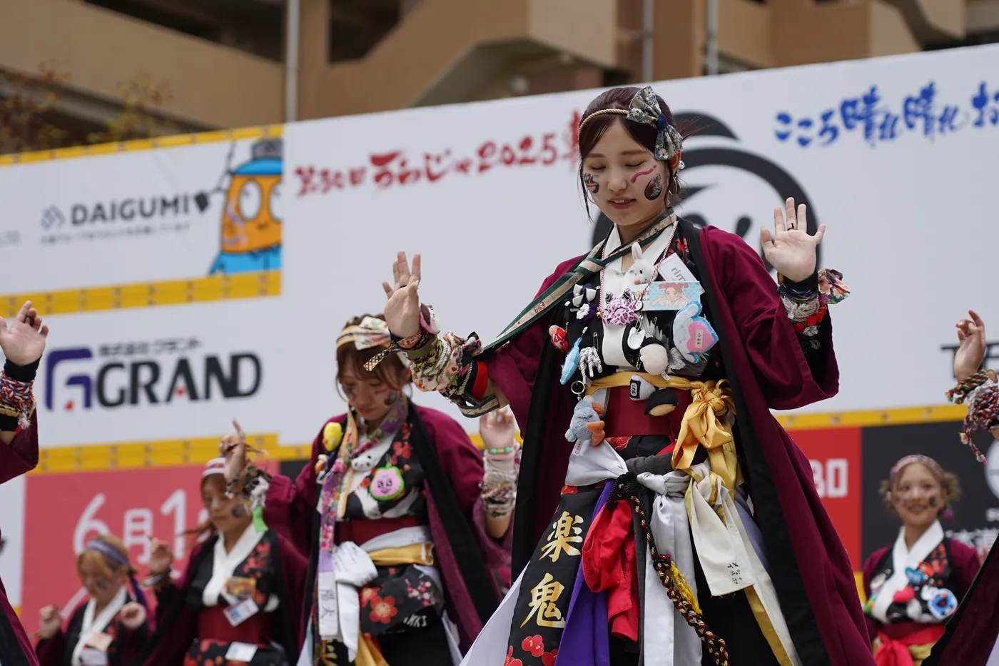 紫の衣装で演舞する踊り子