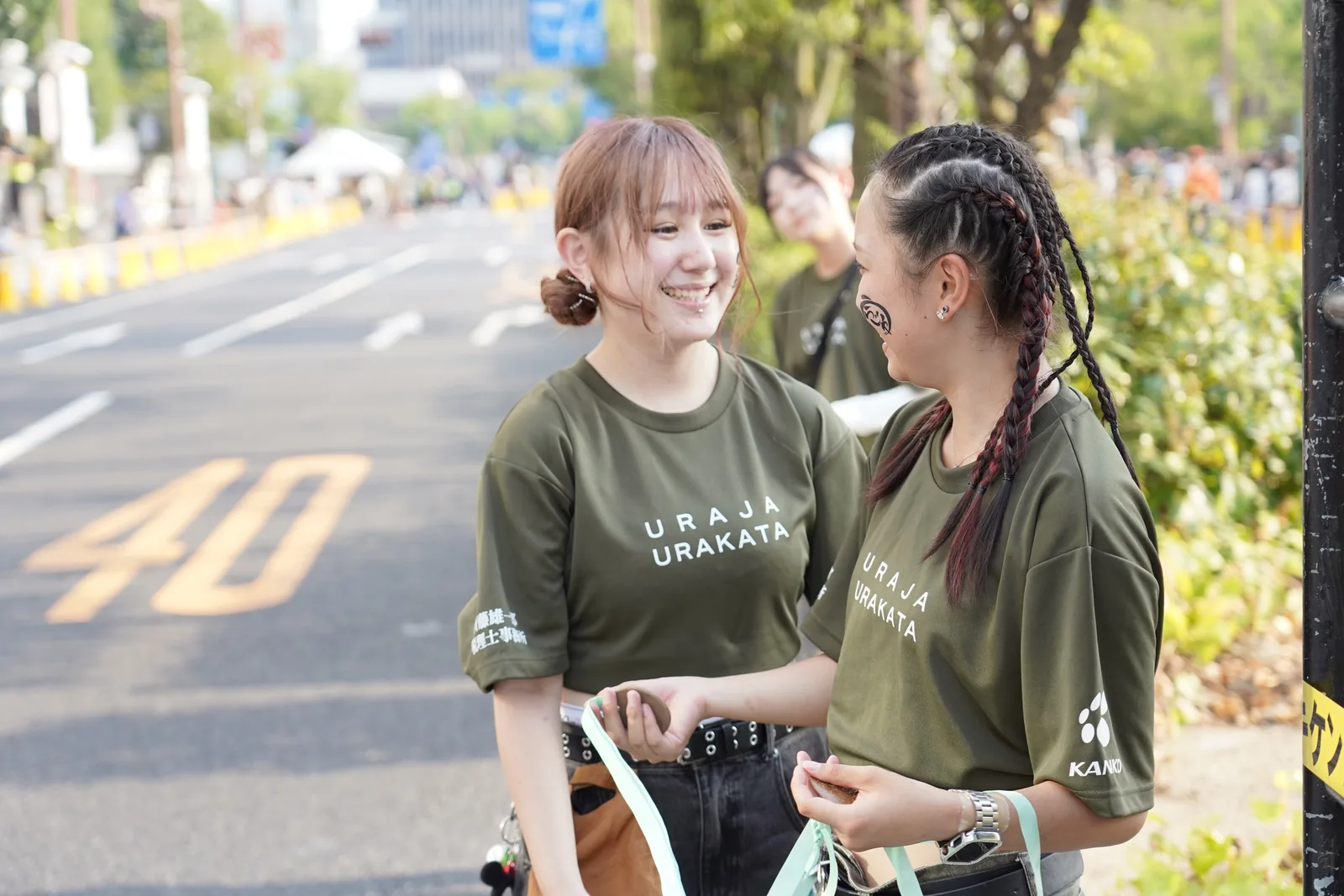 お揃いのTシャツで談笑する裏方（うらかた）スタッフ